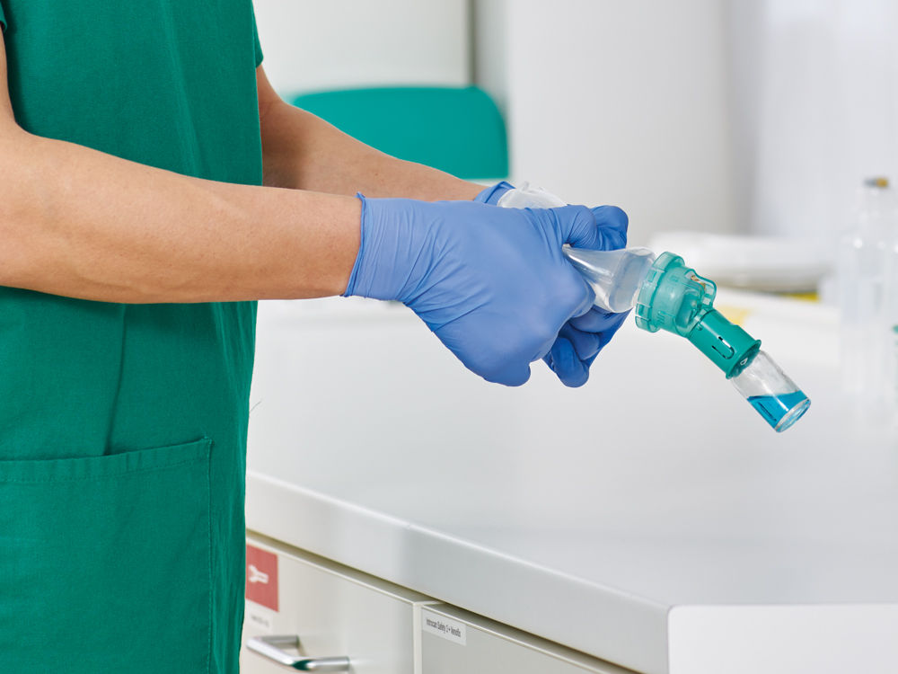 nurse prepares Ecoflac plus